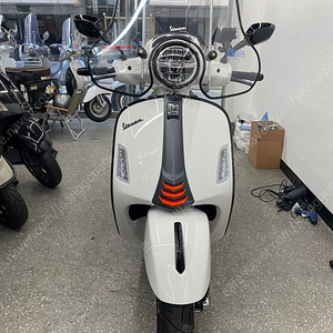 베스파 GTS125 민트급 700KM 풀튜닝 흰색 판매합니다.