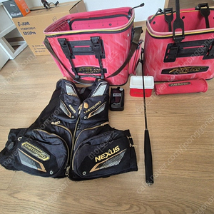 시마노 낚시용품 일괄 (조끼,바칸,밑밥통 등등)