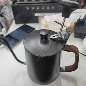 핸드드립주전자 600ml 팝니다. 스뎅 드립포트 블랙색상 온도계 셋트로 택포가