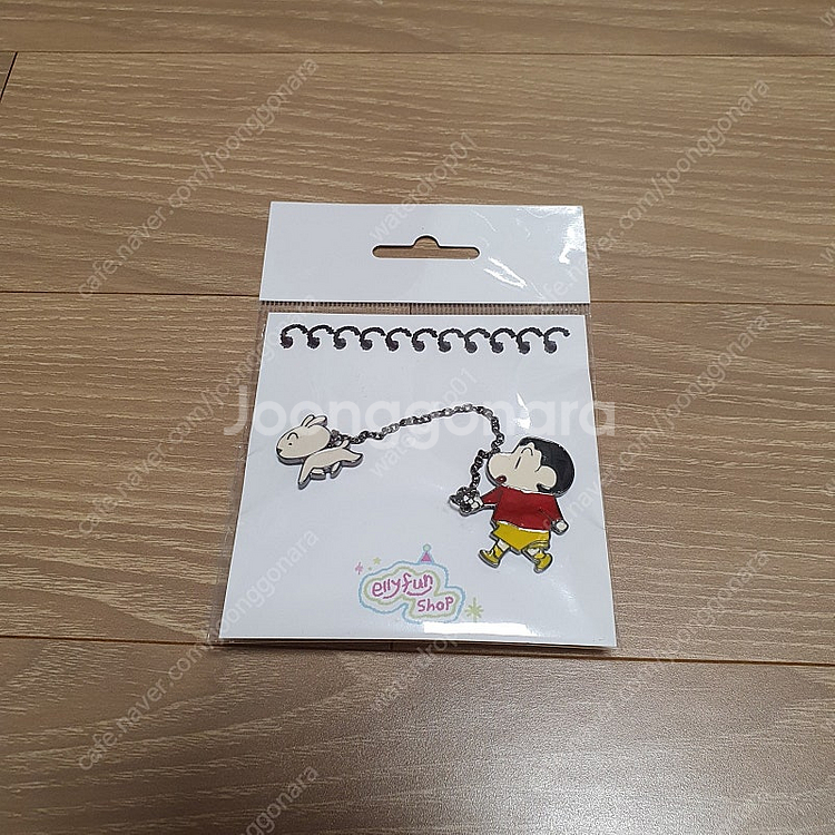 짱구 흰둥이 산책 금속 뱃지 판매합니다.--0