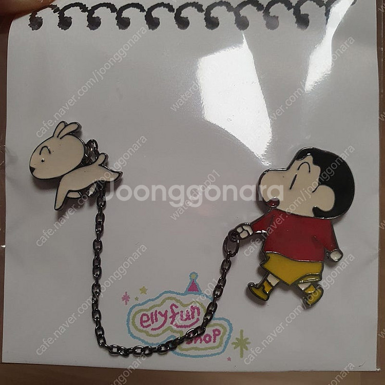 짱구 흰둥이 산책 금속 뱃지 판매합니다.--1