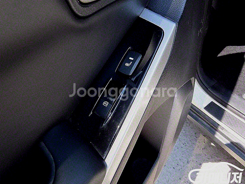 KG모빌리티(쌍용) 뉴코란도C 2WD 2.0 CVT 2...--8