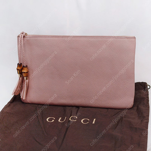 구찌 (GUCCI) 뱀부 테슬 페일핑크 토고가죽 클러치백