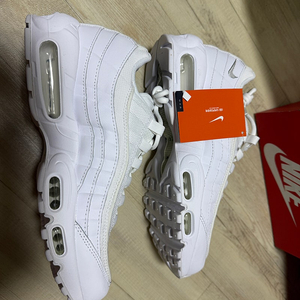 나이키 에어맥스95 에센셜 화이트 275 팝니다.