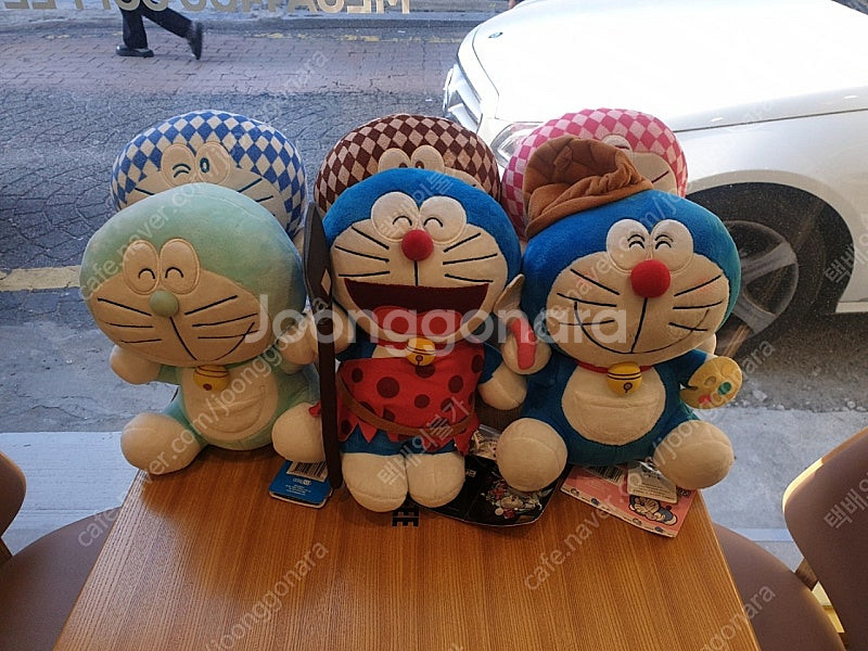 도라에몽 인형 정품 뒤에 큰건 다 정품 라벨. 붙어있음...--2