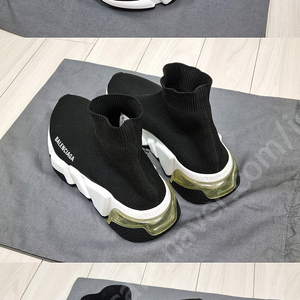 발렌시아가 스피드러너 에어 35 팝니다.​