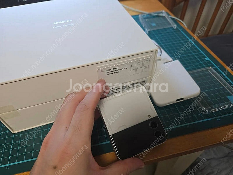 갤럭시 z플립4 메종마르지엘라 에디션--3