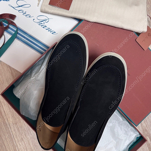 로로피아나 오픈워크 스웨이드 로퍼. (백화점구매. 블랙. 40.5사이즈)