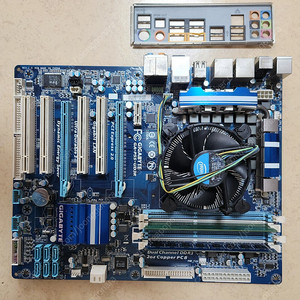 메인보드에(기가바이트GA-P55-UD3R CPU(i5-750) 메모리(P3 2G*2개) 장착 SET 판매합니다