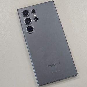 갤럭시 S24울트라 블랙티타늄 256기가 액정무기스무잔상 81만에판매 해요