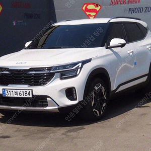 중고자동차 셀토스 중고차 흰색 2025년식 2,718km 가솔린 1.6 터보 2WD 시그니처 중고자동차