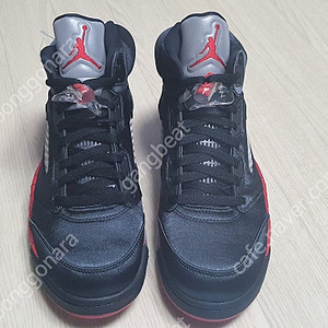 에어 조던5 레트로 블랙 유니버시티 레드(검빨, 미사용) 팝니다.