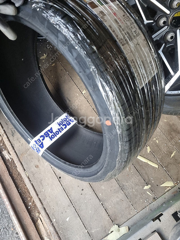 235/35R19 타이어 새제품 잘못시켜서 팝니다 택배...--0