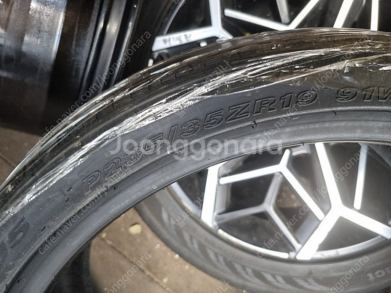 235/35R19 타이어 새제품 잘못시켜서 팝니다 택배...--1