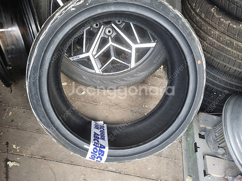 235/35R19 타이어 새제품 잘못시켜서 팝니다 택배...--2