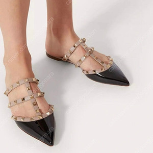 Valentino 페이턴트 락스터드 뮬
