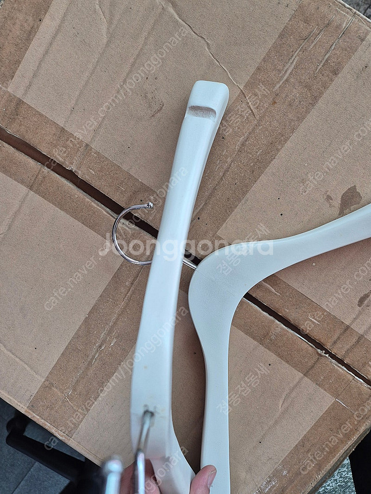 여자 원목 정장 옷걸이 흰색 팝니다--1