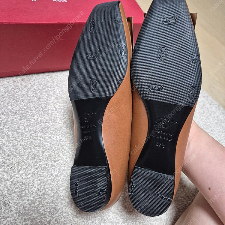 (새상품) 로저비비에 트럼펫 플랫슈즈 브라운 36.5 사이즈 팝니다. 이미지