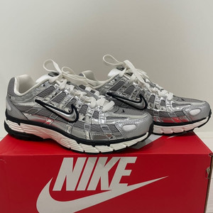 나이키 P6000 메탈릭실버 235사이즈