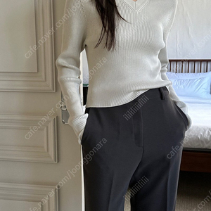 새상품) 파티수 언더스탠딩 브이넥 홀가 니트
