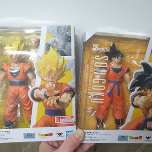 shf 드래곤볼 슈퍼사이어인 풀파워손오공& 지구에서온 손오공 2종 판매합니다