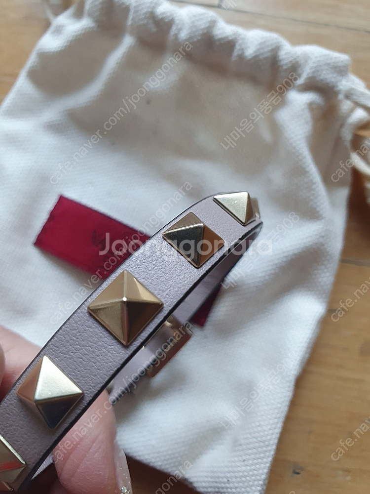 발렌티노 락스터드 풀박 팔찌 핑크베이지--1
