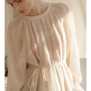 모멧 오뜨르 핀턱 블라우스