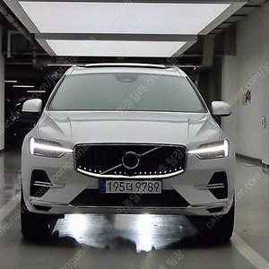 볼보 XC60 중고 볼보 중고차 볼보 중고 진주색 2025년식 3,849km T8 울티메이트 브라이트 중고자동차