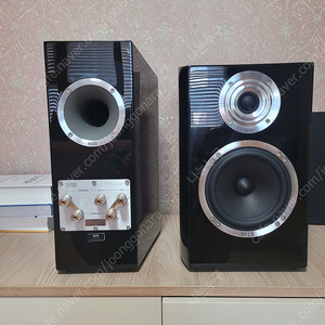 2)heco celan revolution 3 (헤코 실란 레볼루션 3 북쉘프, 3)네오텍 nei-3004b xlr 1m, 4)미션 스피커 스탠드(mission stancette