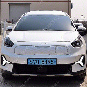 기아 니로 중고 니로 플러스 중고차 흰색 2023년식 56,557km 어스 중고자동차