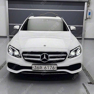 벤츠 E클래스 중고 벤츠 중고 승용차 흰색 2017년식 86,918km E220d 4MATIC 아방가르드 중고자동차