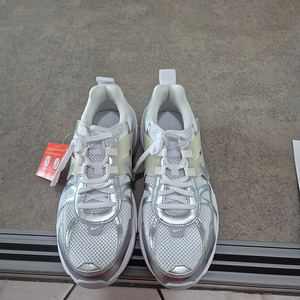 나이키 V2K 런 270mm 화이트 국내매장판 새상품