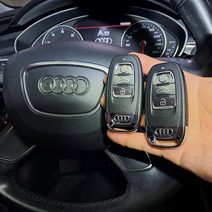 아우디 A4, Q5, A7, Q3, Q7, A6 차량키가 침수로 인한 잔고장 점검 수리 버튼 파손 상황 케이스 교체 또는 스페어키 복사