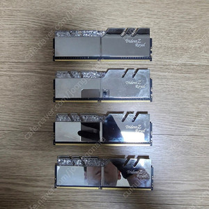 지스킬 로얄 실버 DDR4 32gb(8*4) 팝니다.