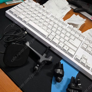 슈피겐 맥세이프 차량용 거치대 판매합니다.