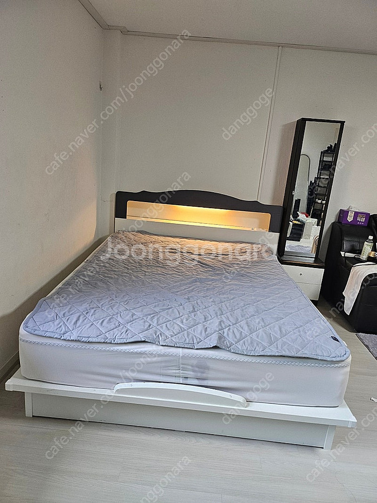 퀸 사이즈 침대 프레임 팔아요.--2