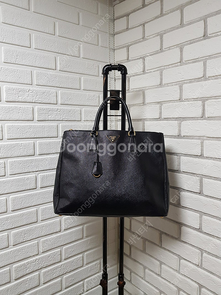 [정품] 프라다 금장 사피아노 토트백--0