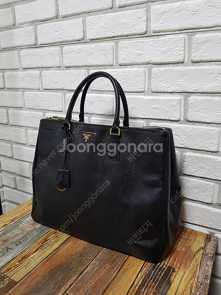 [정품] 프라다 금장 사피아노 토트백--1