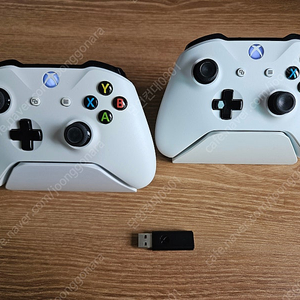 엑박패드 XBOX 3세대 화이트 (2개)+ 정품 거치대 (2개) + 정품 리시버 팝니다.