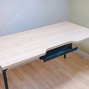 본문데스커 DESKER 컴퓨터 책상 (1600×700, 구형 모델) 중고 판매합니다.넉넉한 사이즈에 네추럴 원목 느낌 상판 + 블랙 프레임 조합으로어떤 공간에도 잘 어울리는