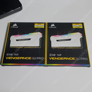커세어 벤전스 RGB PRO 화이트 DDR4 3200 CL16 16G X 4개 총 64GB 새제품