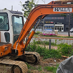 02한라굴삭기팝니다 트렉.펌프 2년전새거교체 넘버있어요 01034157008