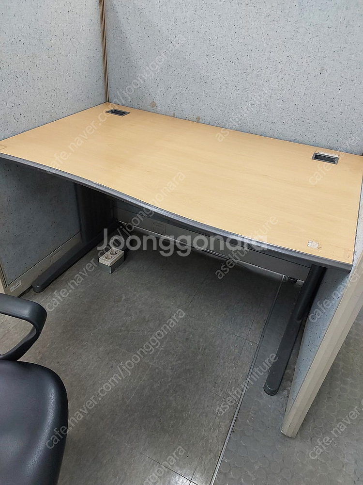 대학교에서 나온 책상 의자 각 각--2