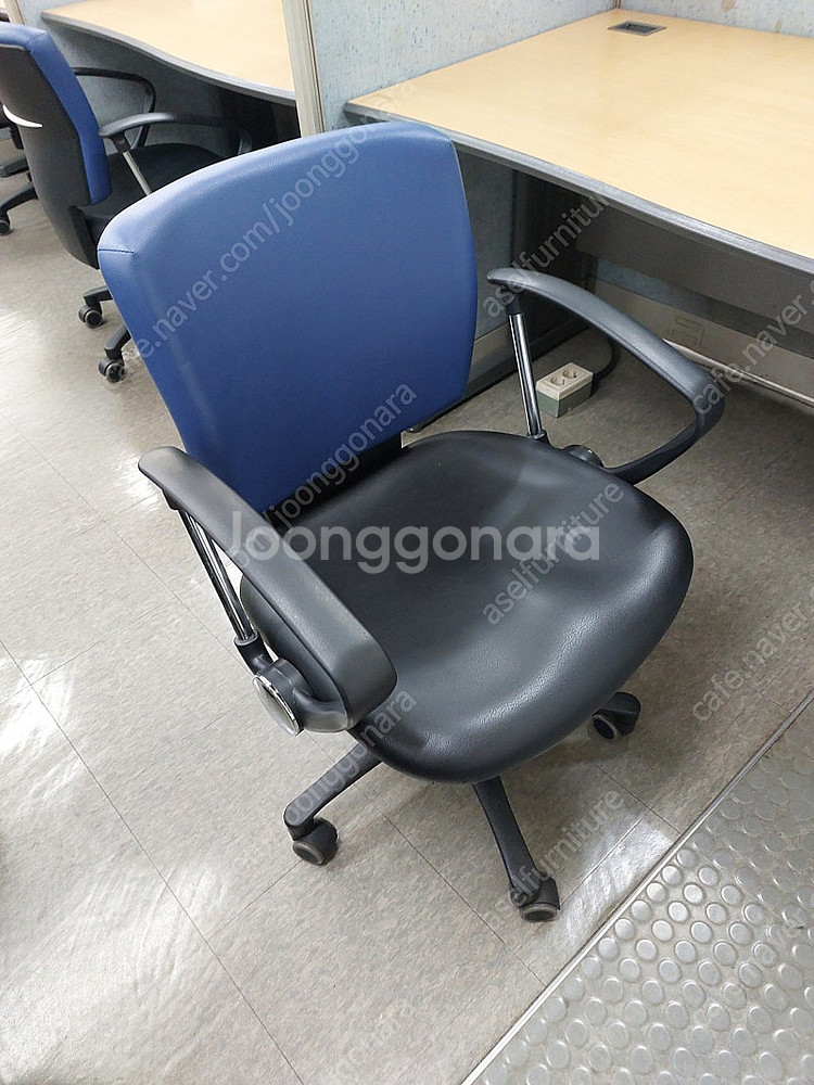 대학교에서 나온 책상 의자 각 각--3
