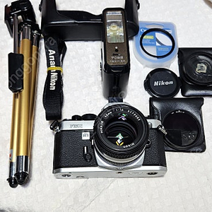 니콘FM2(A급,N826....신형,민무뉘"바디 렌즈 스트랩 제짝"),NIKKOR 50/1:1.4(5m신형,깨끗함),가방.