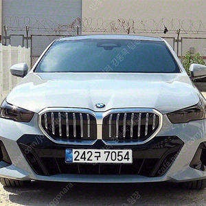 9,773 km BMW 5시리즈 중고 BMW 520i 중고 M 스포츠 수입중고차 상담 항시 대기 회색