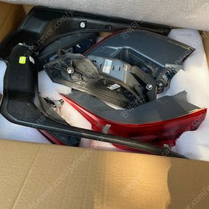 bmw g30 5시리즈 전기형 테일램프(물받이 포함) 판매합니다.