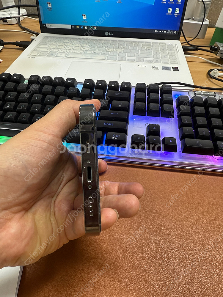 아이폰 13 Pro 256GB 그래파이트 색상 팝니다.--3