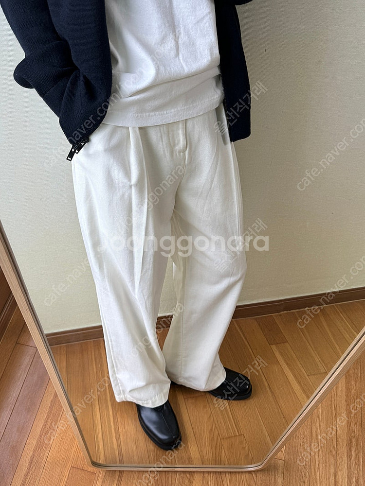 COS 코스 릴랙스드 플리티드 와이드 레그 트라우저 바지 팬츠 크림 44사이즈 새상품 팝니다--0