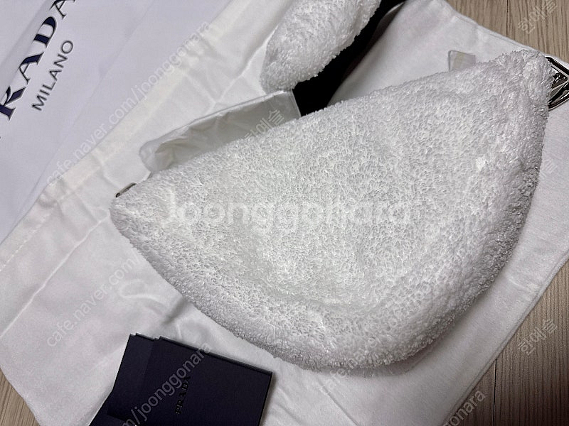 정품 새상품 프라다 테리 트라이앵글백 테수토--5